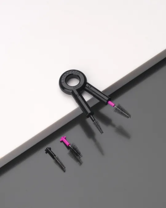 Travel set, Black is white